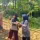 Semangat TMMD : Ibu-ibu Krangean Turun Tangan, Estafet Batu Demi Jembatan Penghubung 