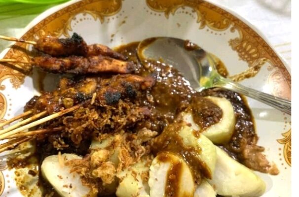 Rahasia Sukses Sate Madura Bg Ryan: Konsistensi Rasa di Tengah Persaingan