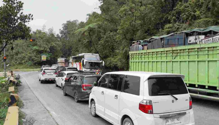 Jalur Padang – Solok Macet, Arus Balik Lebaran Padati Sitinjau Laut.