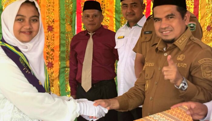 30 Siswa MTsN 7 Solok Diwisuda Tahfidz, Wabup Candra: Hafal Al-Qur’an Buka Peluang Masuk Kampus Favorit