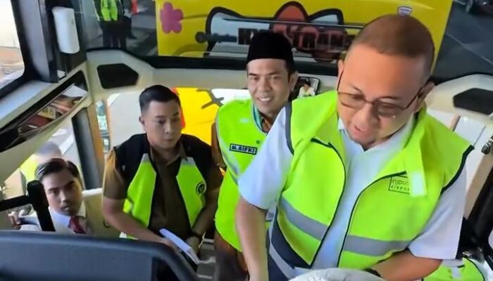 Andre Rosiade Lepas Kloter 14 Embarkasi Padang, Jamaah Haji Sumbar Dapat Tambahan 100 Riyal