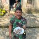 Camilan Sederhana Pengusir Lelah Satgas TMMD di Desa Krangean