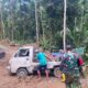 Mobil Material Terjebak Lumpur, Warga dan Satgas TMMD Kompak Langsung Bantu 