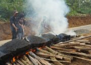 Kayu Sisa Pembangunan Dimanfaatkan untuk Pengaspalan TMMD di Desa Krangean