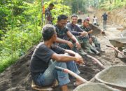 Hangatnya Kebersamaan Satgas TMMD dan Warga Krangean di Sela Pembangunan Jalan