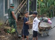 Ditengah Pembangunan TMMD, TNI Jadi Sahabat Baru Bocah Krangean