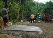 Papan Kayu dan Sapu Lidi Warnai Kekompakan Warga dan Satgas TMMD di Lokasi Pengecoran