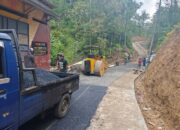 Satgas TMMD dan Warga Kebut Pengaspalan Jalan, Wujudkan Akses yang Lebih Baik untuk Desa