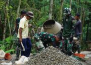 Semangat Hari Ke-25 TMMD, Satgas dan Warga Kebutan Persiapan Cor Jalan di Krangean