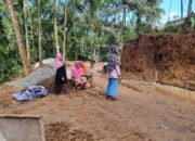 Semangat Para Ibu-ibu Desa Warnai Pengerjaan Jalan TMMD di Krangean