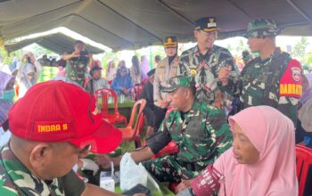 Irdam IV/Diponegoro dan Bupati Purbalingga Ikut Cek Kesehatan Gratis Bersama Warga di Penutupan TMMD