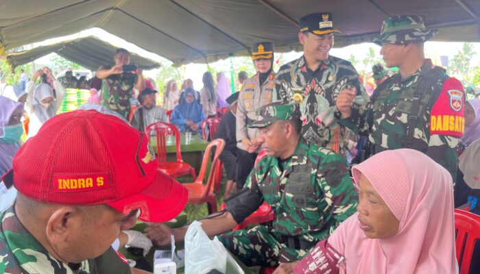 Irdam IV/Diponegoro dan Bupati Purbalingga Ikut Cek Kesehatan Gratis Bersama Warga di Penutupan TMMD