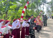 Antusias Anak-anak Sambut Dandim Purbalingga di Peresmian Jembatan Garuda