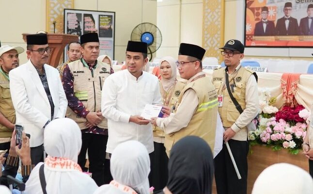 Penuh Haru, Wako Ramadhani Antar Jamaah Haji Kota Solok Kloter 9 ke Tanah Suci