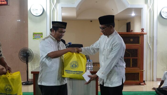 UNP Gelar Safari Ramadhan, Serahkan Bantuan untuk Masjid Istiqlal Muaro Sijunjung