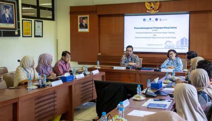 Rektor Krismadinata Saksikan Penandatangan PKS antar FK UNP dengan FKG UGM