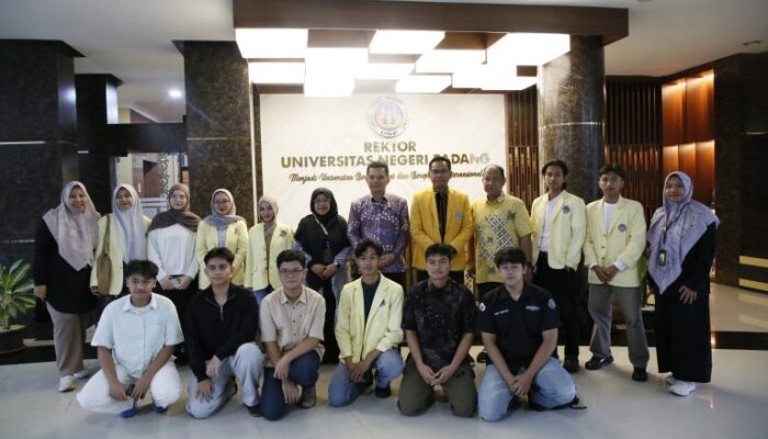 Rektor UNP Lepas 20 Mahasiswa ke Guiyang, Siap Perluas Wawasan Global di China