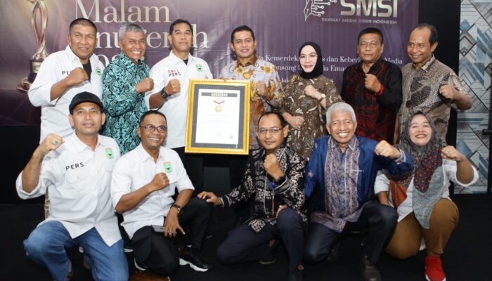 Dari Sumbar ke Nasional: Bupati Solok Raih Penghargaan di Anugerah SMSI 2026