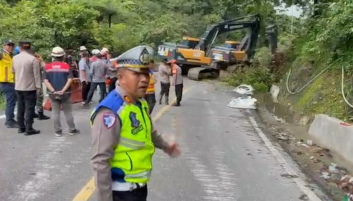 Dua Alat Berat Diterjunkan, Jalur Padang–Bukittinggi Masih Ditutup Akibat Longsor