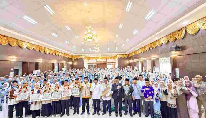 Jamaah Haji Kabupaten Solok Pulang dengan Selamat, Tangis Haru Warnai Penyambutan di Asrama Haji Padang