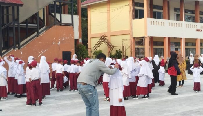 Hari Pertama Sekolah, Kehadiran Ayah Bangun Semangat Baru bagi Siswa