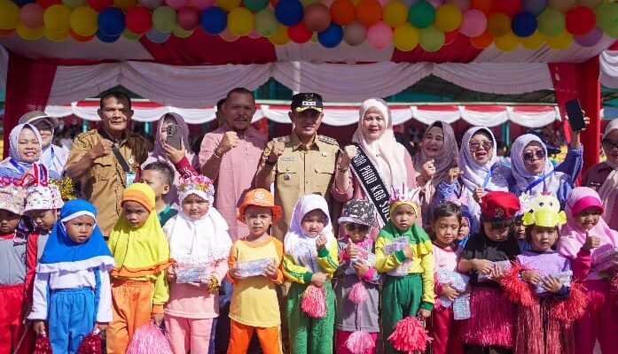 Semarak Hari Anak Nasional 2026 Kabupaten Solok, Bunda PAUD Bagikan Krayon untuk Dukung Kreativitas Anak