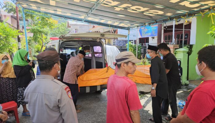 Polresta Padang Evakuasi Jenazah Wanita Membusuk di Komplek Cendana Mata Air