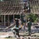 Semangat Gotong Royong Menyala di Kesongo: Satgas TMMD 129 dan Warga Bahu-Membahu Pasang Atap Rumah Mbah Kardo
