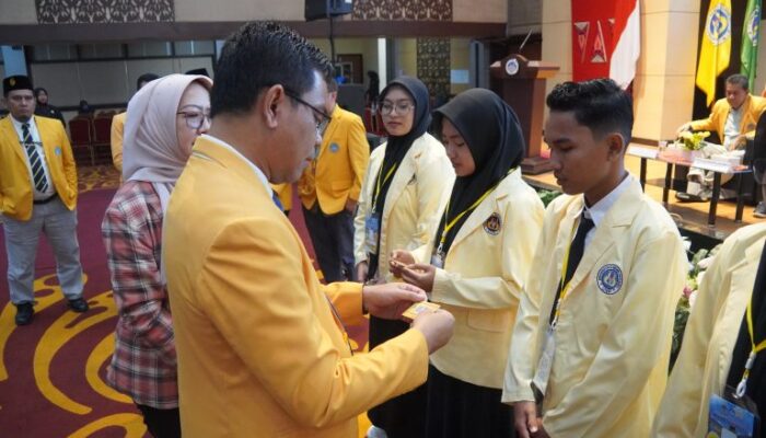 Rektor UNP Buka PKKMB Gugus 2, 3.030 Mahasiswa Baru Diajak Menjemput Prestasi dan Berkarya