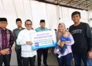 Bupati Eka Putra Salurkan Bansos Pengobatan Rp245 Juta untuk 47 Pasien