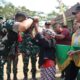 Senyum Tiga Generasi Sambut Jenderal: Potret Hangat Kunjungan Wasev TMMD 129 Bojonegoro di Kesongo
