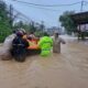 Banjir Rendam Sejumlah Wilayah di Kota Padang, Polresta Padang Kerahkan Personel Evakuasi Warga