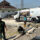 Senyum Mengembang: Satgas TMMD 129 Bojonegoro Grojok Air Bersih Door to Door di Kesongo