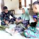 Gagah di Lapangan, Telaten Menganyam Janur: Potret Kemanunggalan Satgas TMMD 129 Bojonegoro di Kesongo