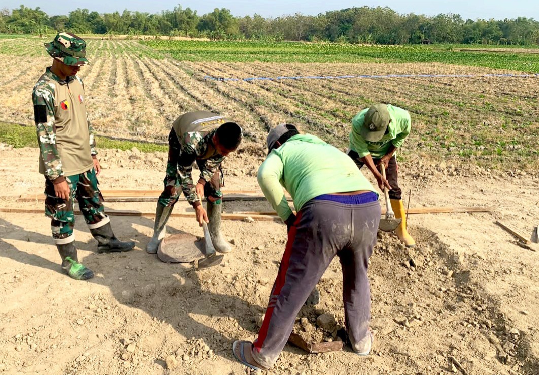 Satgas TMMD kompak menggunakan cangkul bangun Lapak PKL. (Foto. Kodim 0813 Bojonegoro)