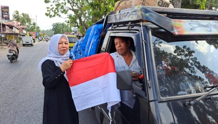 200 Bendera Merah Putih Dibagikan Gratis di Kabupaten Solok, Pengendara Antusias