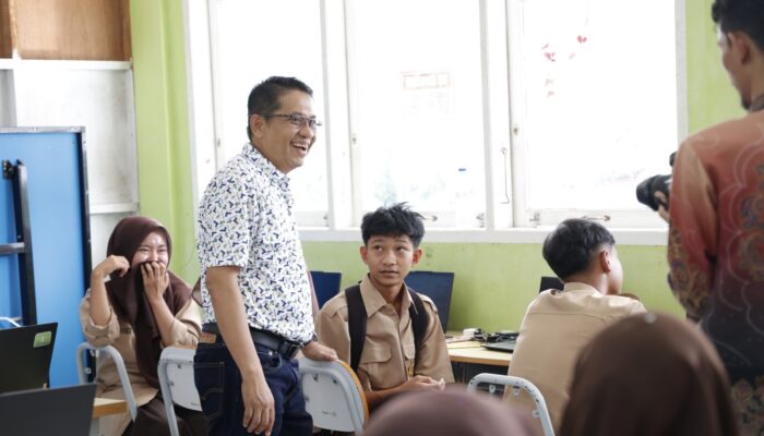 Percepat Digitalisasi Pendidikan, Wakil Ketua DPRD Sumbar Salurkan 140 Laptop ke Dua SMA di Padang