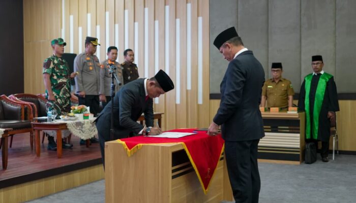 Masheri Yanda Boy Dilantik sebagai Pejabat Sekda, Bupati Solok Tekankan Pelayanan Publik dan Efisiensi Anggaran