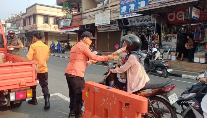 Waspada Asap Karhutla, BPBD Padang Panjang Turun Langsung Bagikan Masker