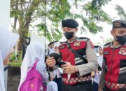 Polresta Padang Bagikan Masker Kepada Anak Sekolah