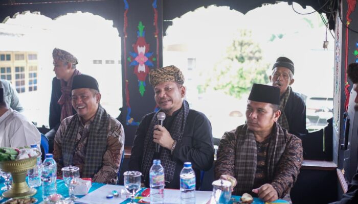 Bupati Solok Kukuhkan Ketua KAN Sulit Air, Pesan Tegas: Usai Pilwana Mari Kembali Bersatu