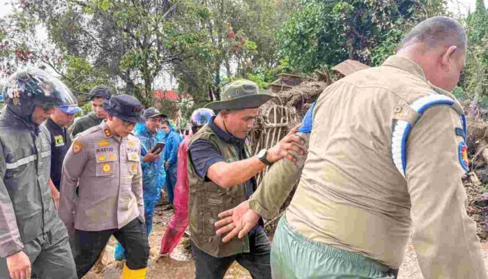 Banjir Bandang Terjang Arosuka, Bupati Solok Turun Langsung: 2 Warga Masih Dicari, Sejumlah Kantor Dinas Rusak