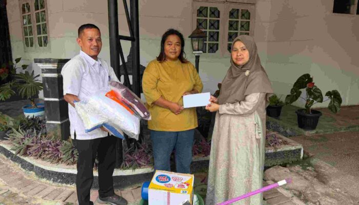 Mendengar Keluhan Korban Bencana Arosuka, Lian Octavia Candra Langsung Bergerak: “Mohon Diterima, Semoga Bermanfaat