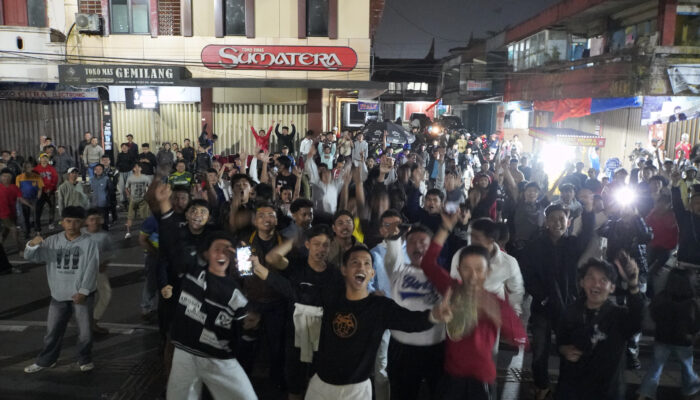 Pasar Pusat Jadi Lautan Merah Putih, Warga Padang Panjang Bersatu Dukung Timnas