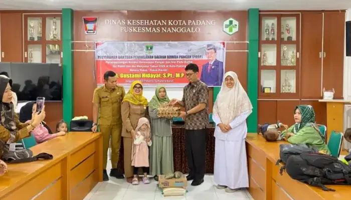 Anggota DPRD Sumbar Gustami Hidayat Serahkan Bantuan Penanganan Rawan Pangan untuk Ibu Hamil dan Balita di Kota Padang