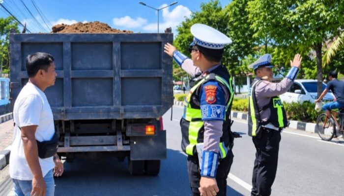 Satlantas Polresta Padang Sisir Bypass, Truk Parkir Sembarangan dan Muatan Pasir Tanpa Terpal Ditertibkan