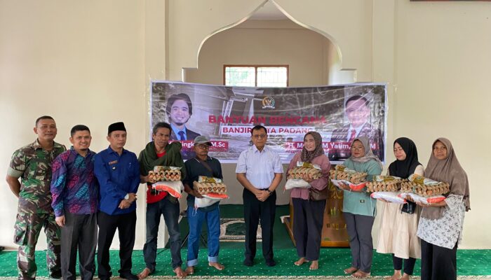 Muslim M Yatim Turun ke Koto Tangah, Salurkan Sembako untuk Korban Banjir