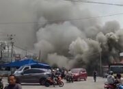 Kebakaran di X Koto Singkarak, Puluhan Petugas Berjibaku Selamatkan Kios Pasar