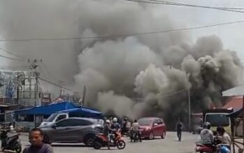 Kebakaran di X Koto Singkarak, Puluhan Petugas Berjibaku Selamatkan Kios Pasar