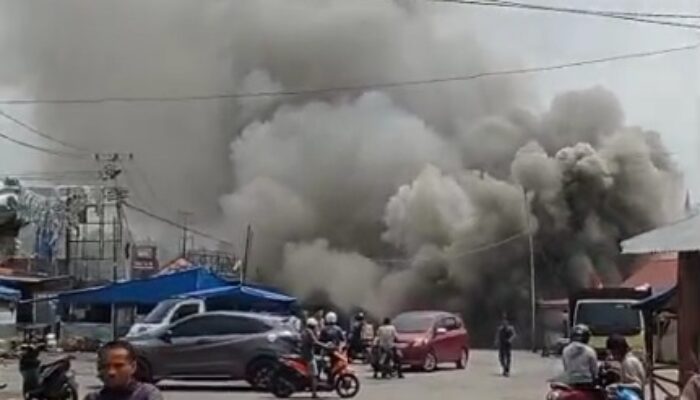 Kebakaran di X Koto Singkarak, Puluhan Petugas Berjibaku Selamatkan Kios Pasar